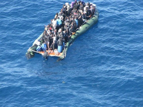 A galla per miracolo. Un imbarcazione di migranti nei pressi delle coste italiane.