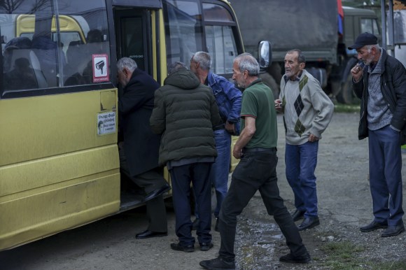 uomini salgono a bordo di un bus