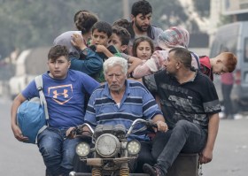 Bambini e anziani in fuga da Gaza.