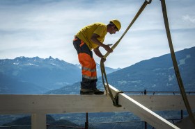 Equilibrio precario: peggiora la salute mentale di lavoratori e lavoratrici in Svizzera.