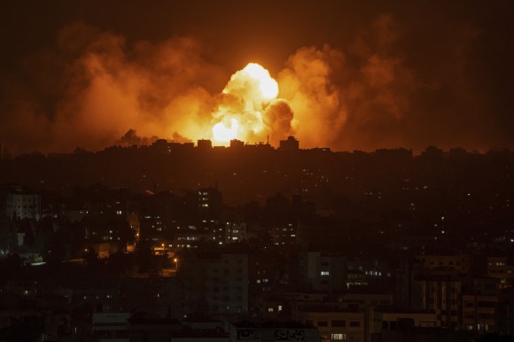 Bombardamento su Gaza, la sera di domenica 8 ottobre 2023.