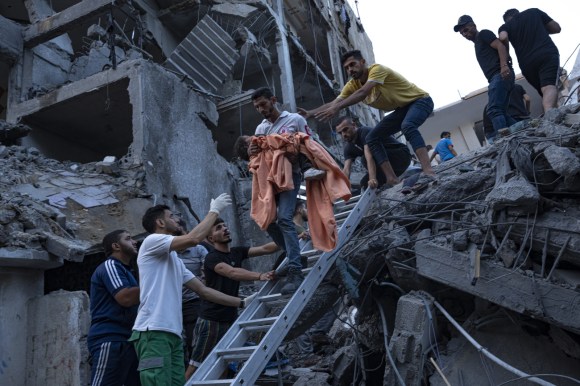 Un operatore sanitario soccorre un bambino ferito a Gaza, il 10 ottobre 2023.