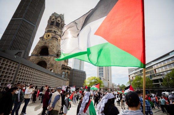 Sostenitori della causa palestinese rinuita a Berlino.