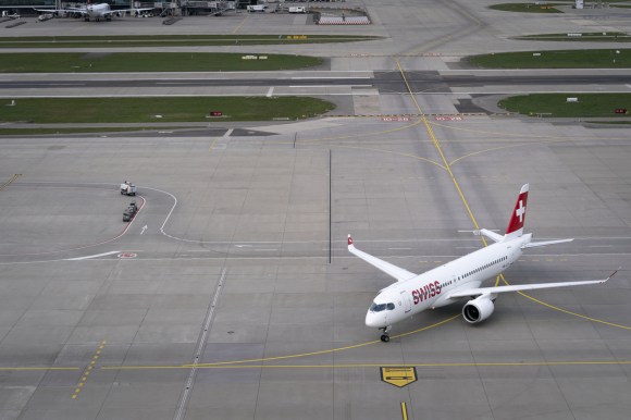 Un velivolo di Swiss in manovra all aeroporto di Zurigo.