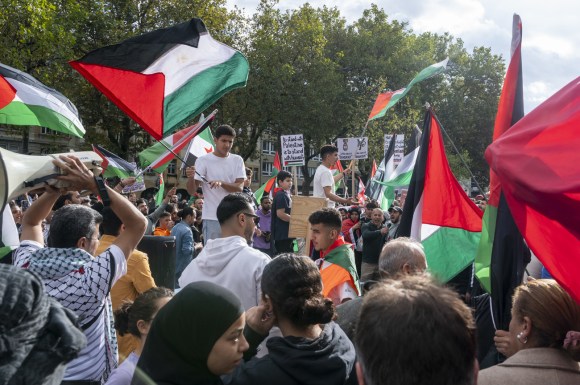 I manifestanti a Berna con bandiere palestinesi.