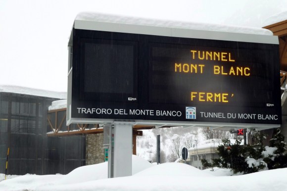 Il cartello liuminoso con scritto che la galleria del Monte Bianco è chiusa.