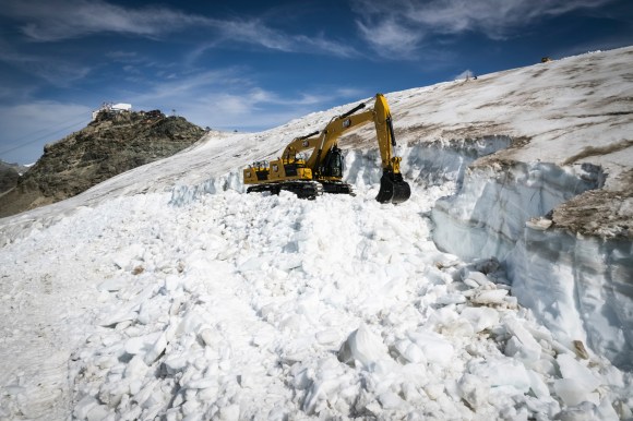 Un escavatore sul ghiacciao del Teodulo