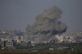 Bombe su Gaza City, martedi 17 ottobre 2023.