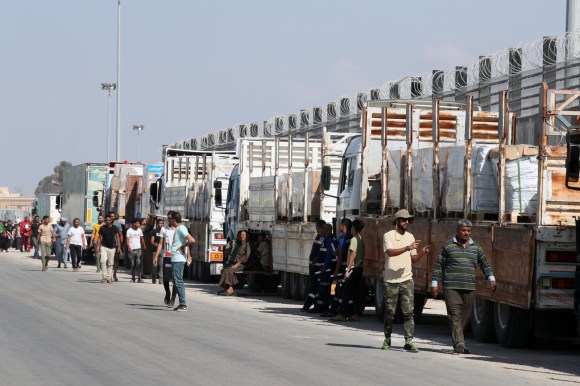 camion carichi di aiuti umanitari fermi al confine