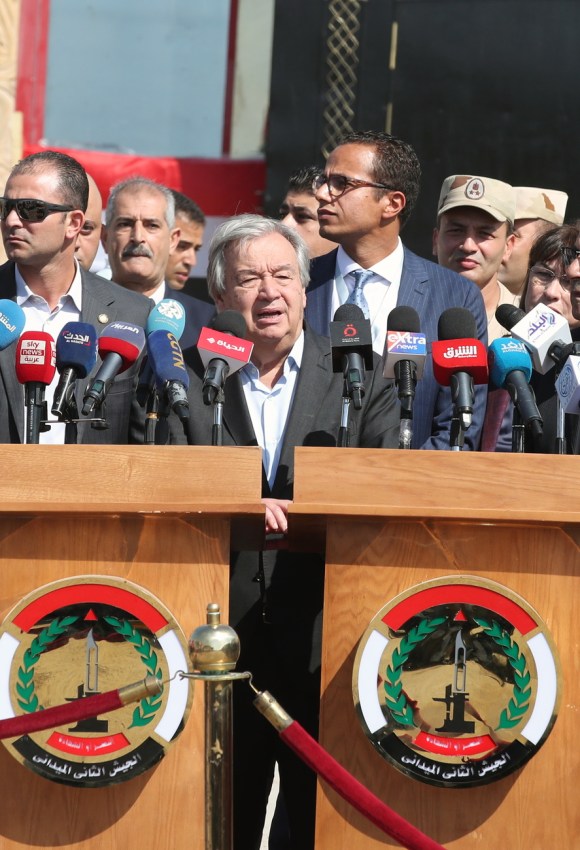 Il Segretario generale ONU Guterres al valico di Rafah, il 20 ottobre 2023.