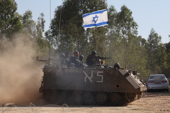 Un mezzo corazzato israliano al confine con la fontiera nord di Gaza.