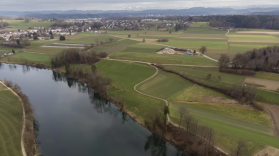 veduta aerea di una regione agricola attraversata da un fiume