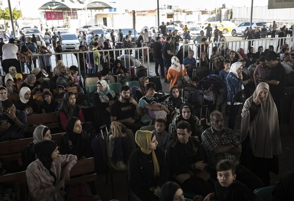 Cittadini palestinesi attendono a Rafah di passare il confine e raggiungere l Egitto.