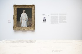 Un quadro della collezione Bührle con accanto una breve biografia dell ex proprietario.
