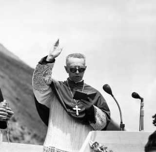 18 giugno 1959, il vescovo Adam von Sitten benedice l inizio ufficiale dei lavori di scavo sul versante svizzero. 