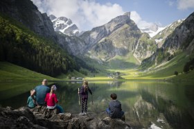 Una famiglia composta da cinque persone in riva al lago di Alpstein.