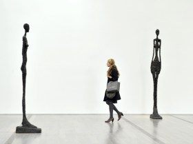 Sculture di Giacometti in un museo.