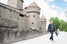 persona cammina davanti a un castello