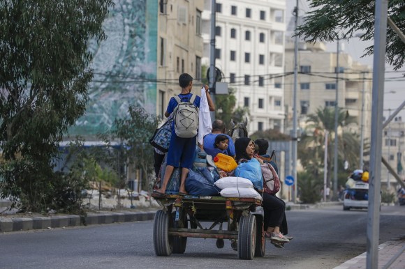 persone in fuga da gaza