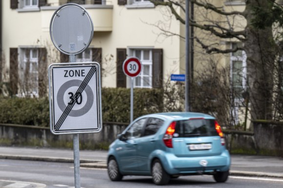 cartello zona 30 km/h con auto