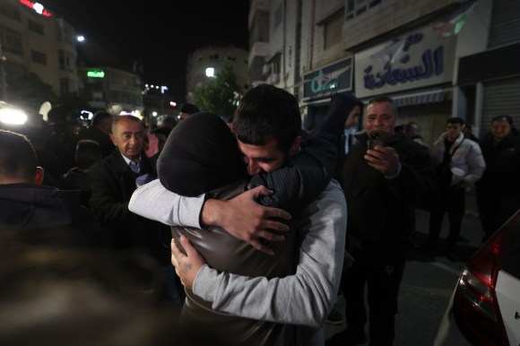 Un palestinese abbraccia un famigliare dopo il suo rilascio.