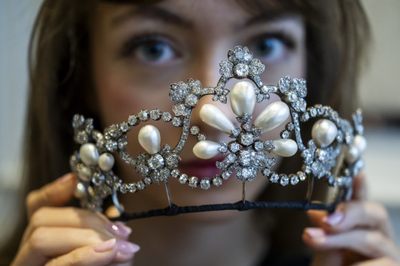 Novembre 2023, una tiara di perle e diamanti venduta per mezzo milione da Sotheby s, a Ginevra.