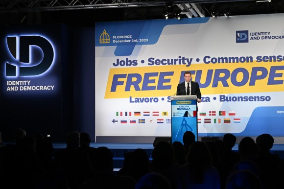 Il presidente del Front National Jordan Bardella parla sul palco di Free Europe.