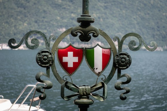 Le bandiere svizzera e italiana, al Museo delle Dogane di Gandria (TI).